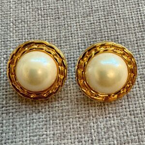 Vintage Costume Disc Faux Pearl Button Gold Tone Chain Border Trim Post Earrings